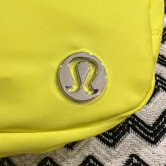 NWT OG Electric Lemon lululemon Everywhere Belt Bag EBB 1L - Picture 3 of 11